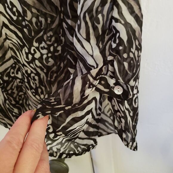 Apt. 9 Sheer Sleeveless Partial Button Front V-Neck Top - Picture 4 of 6